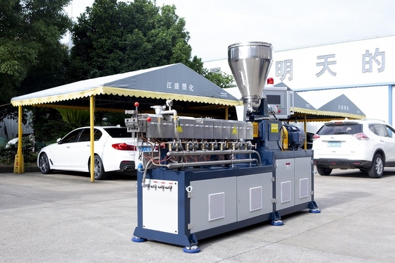 Extrudeuse en plastique à double double vis Granulateur de masterbatch pour les exigences personnalisées