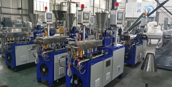 Extrudeuse à double vis utilisée Couleur grise 600 tr / min Vitesse Extrudeuse en plastique d'occasion