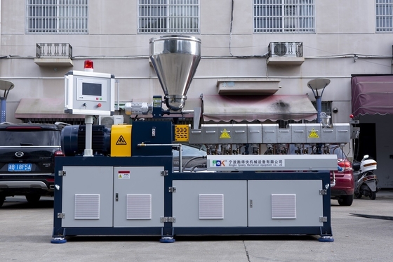 Extrudeuse en plastique à double vis parallèle en co-rotation pour granulateur de production de granulés ABS