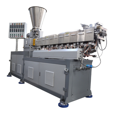 Extrudeuse à double vis utilisée Couleur grise 600 tr / min Vitesse Extrudeuse en plastique d'occasion